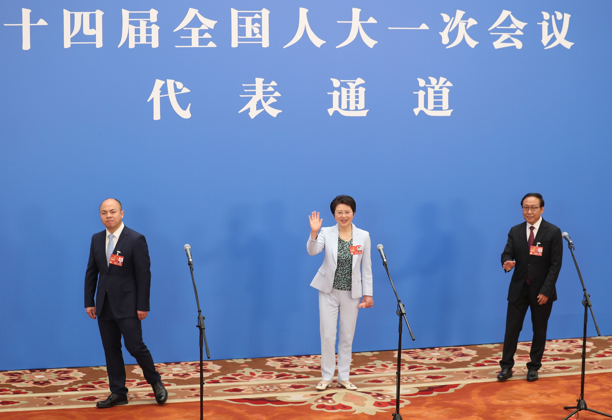 十四届全国人大一次会议首场“代表通道”|全国人大代表|中国日报|水庆霞_新浪新闻