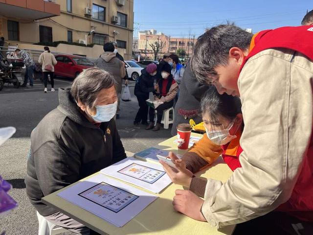 3月3日,上海市徐汇区田林街道,青年志愿者正在教当地的社区老人使用