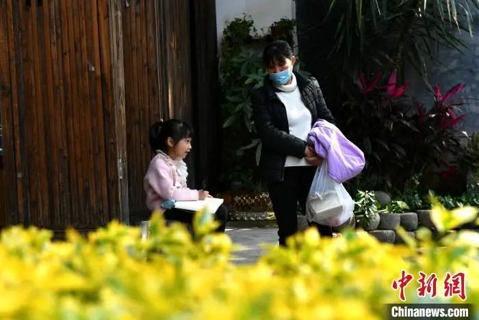 资料图：市民周末外出。吕明 摄