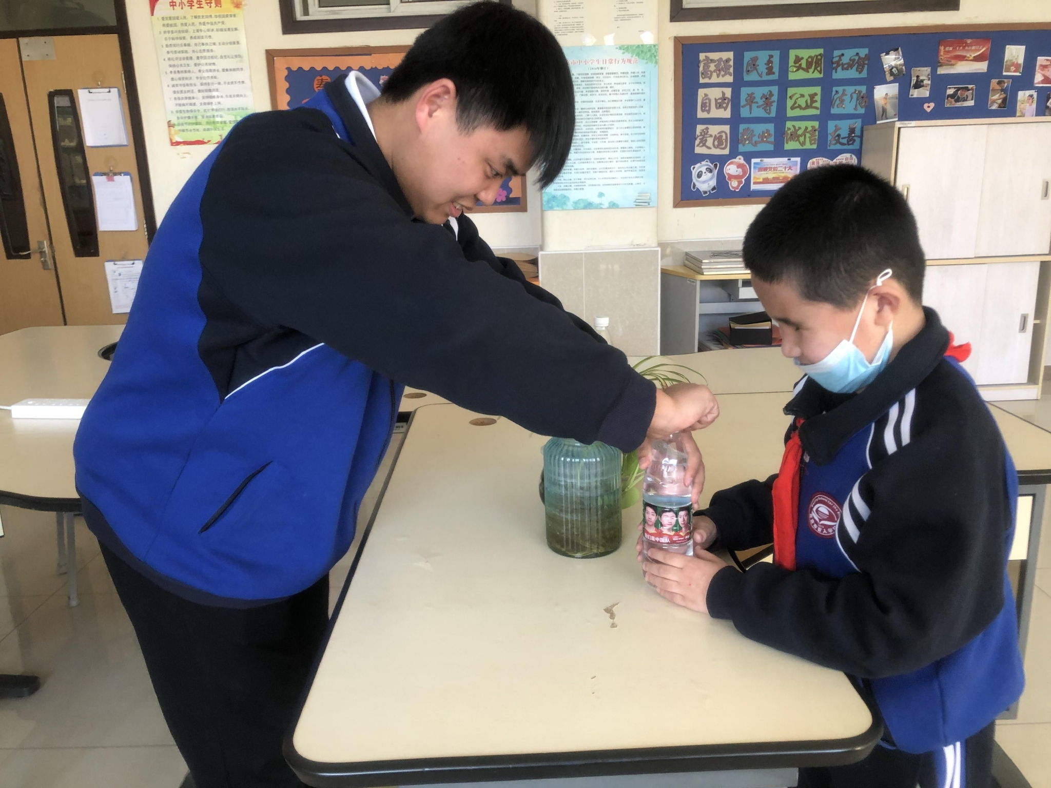 学校供图身残志坚,处处有爱,北京市盲人学校的共青团员,少先队员和