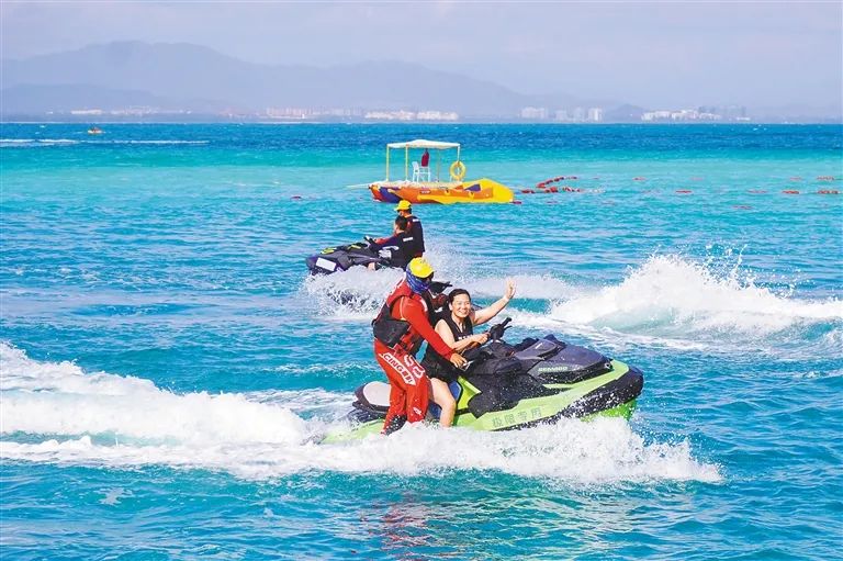 1月23日,游客在三亚蜈支洲岛旅游区体验水上项目.