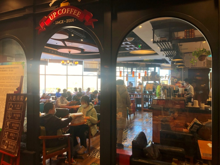 周六上午11点，西西弗&ldquo;矢量咖啡&rdquo;区已几乎坐满 摄影：陈敏