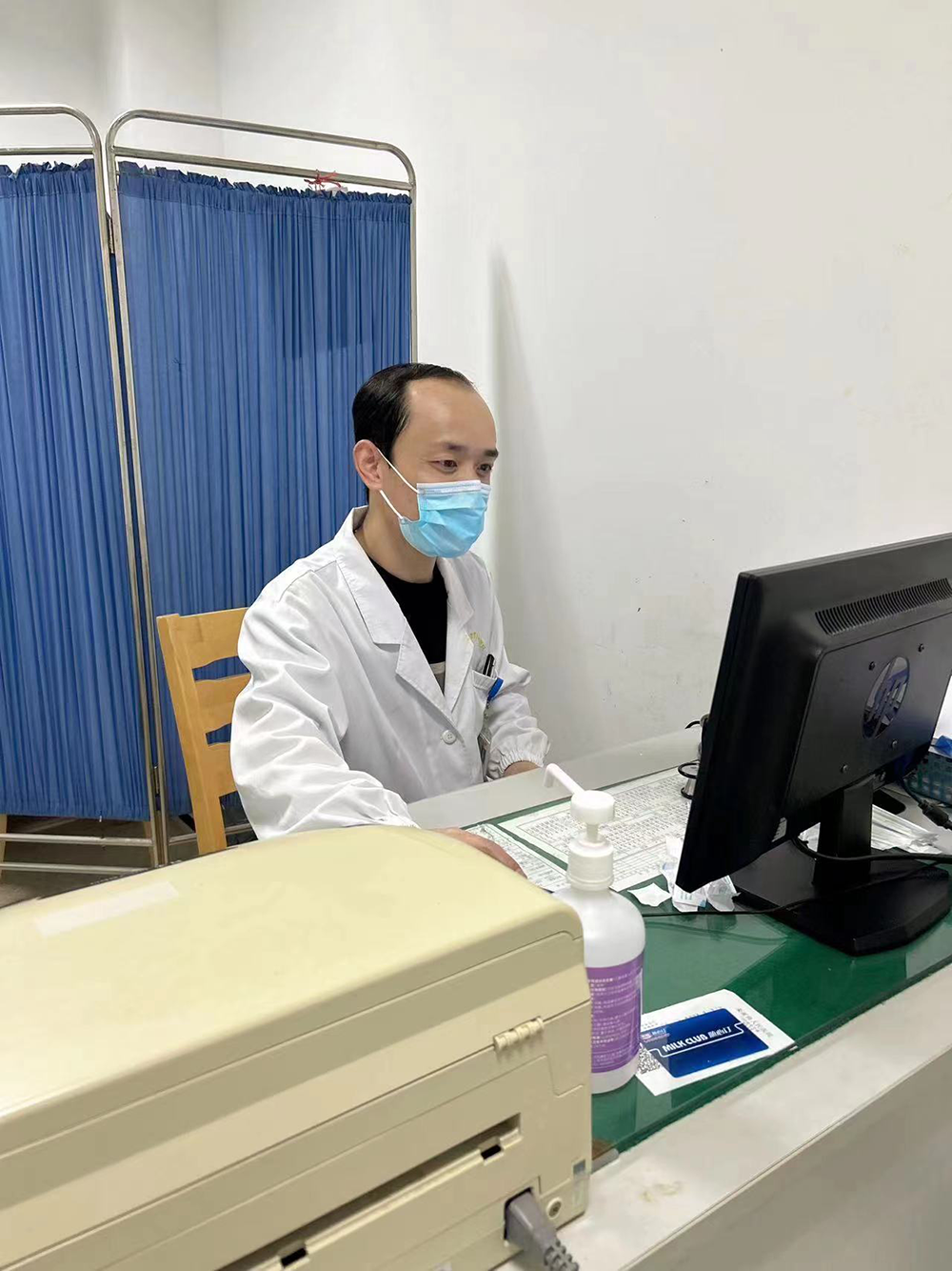 张飞，青浦区朱家角人民医院呼吸科医生。本文图片 受访者供图