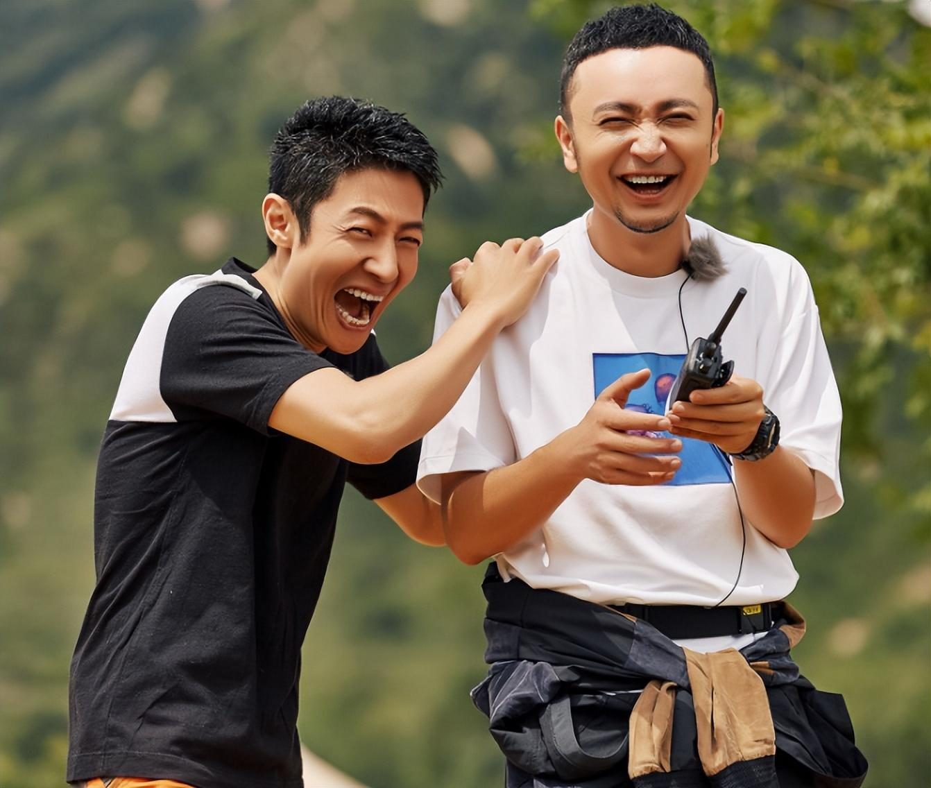 撒贝宁尼格买提滑雪被偶遇,两人穿着朴素,撒贝宁满头白发很显老