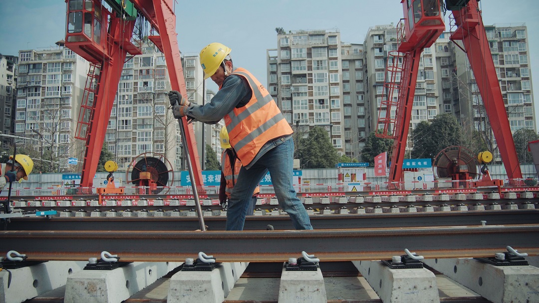 工人在排轨施工作业.采访对象供图