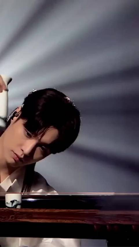 她出现如清风拂面白衣长发的张艺兴太惊艳了