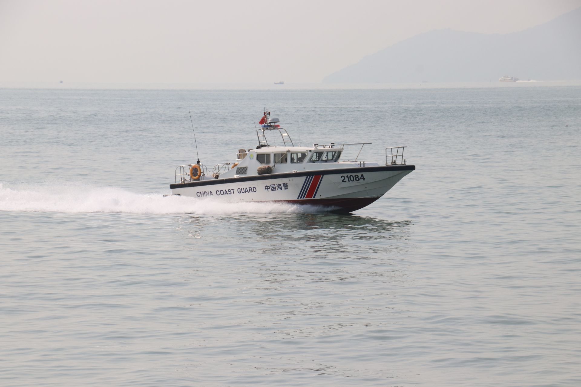 海警摩托艇开展海域海岛巡察工作.