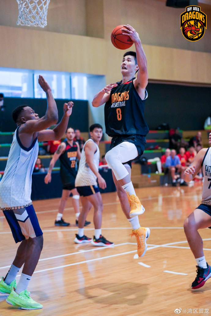 朱松玮在比赛中突破.