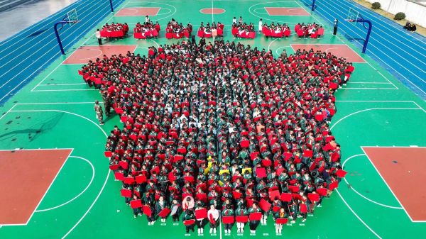 向雷锋同志学习浙江金华千名小学生用方格拼出雷锋肖像