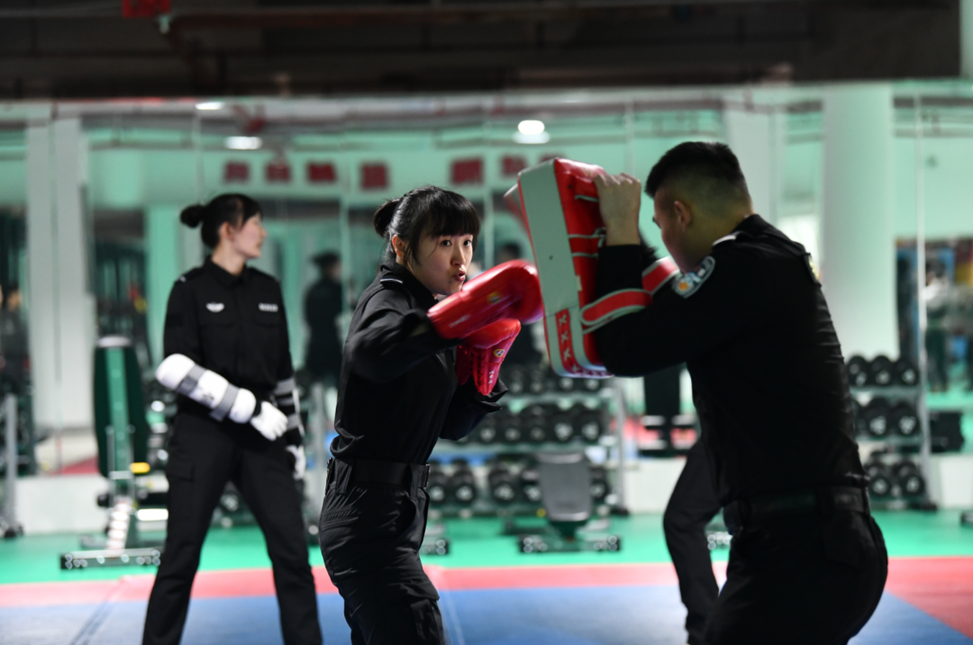 立姿,卧姿,跪姿,利用掩体快速转移,射击,展现了她们千百次的训练成效