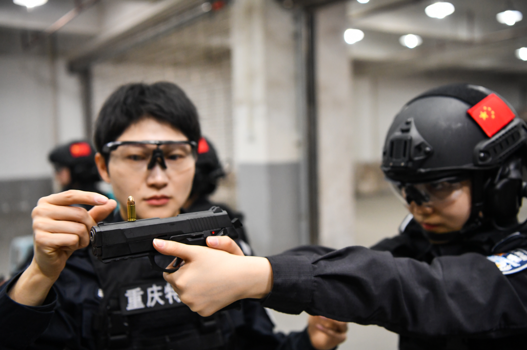 女特警进行枪击训练.邹乐 摄