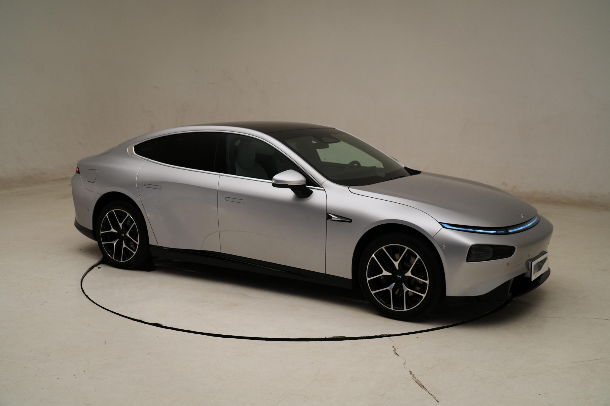 新款小鹏p7外观 摄/贝壳财经记者白昊天车辆应用了中置电机后驱/中置