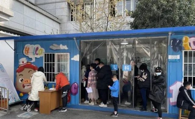 3月4日下午，不少带着患儿的家长在成都市第六人民医院急诊室门外排队候诊。封面新闻记者杨博摄