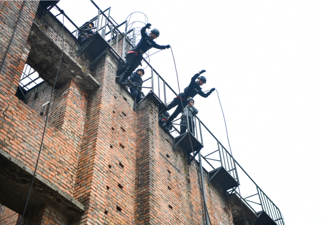 邹乐 摄拳风阵阵,训练场擂台上,女特警正在进行格斗对抗训练.