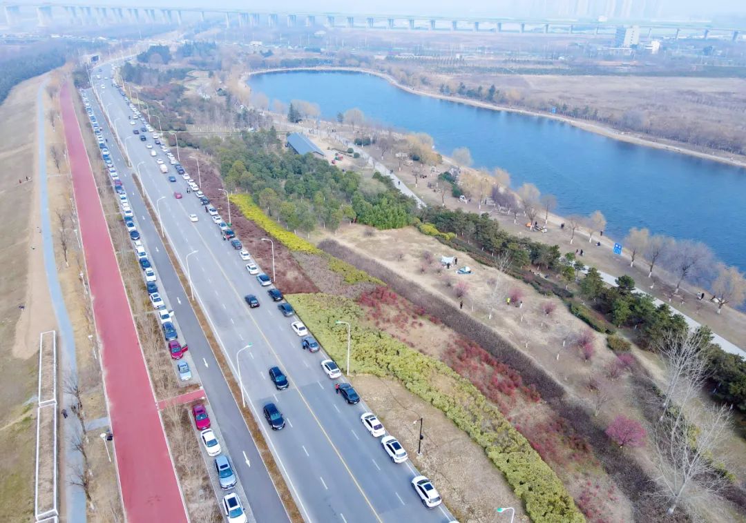 市民游客打卡渭河南岸河堤路美景