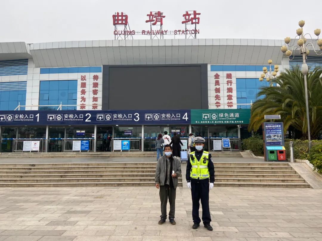 火车票,面包,矿泉水 火车站这一幕让人泪目……|曲靖市|火车票|火车站