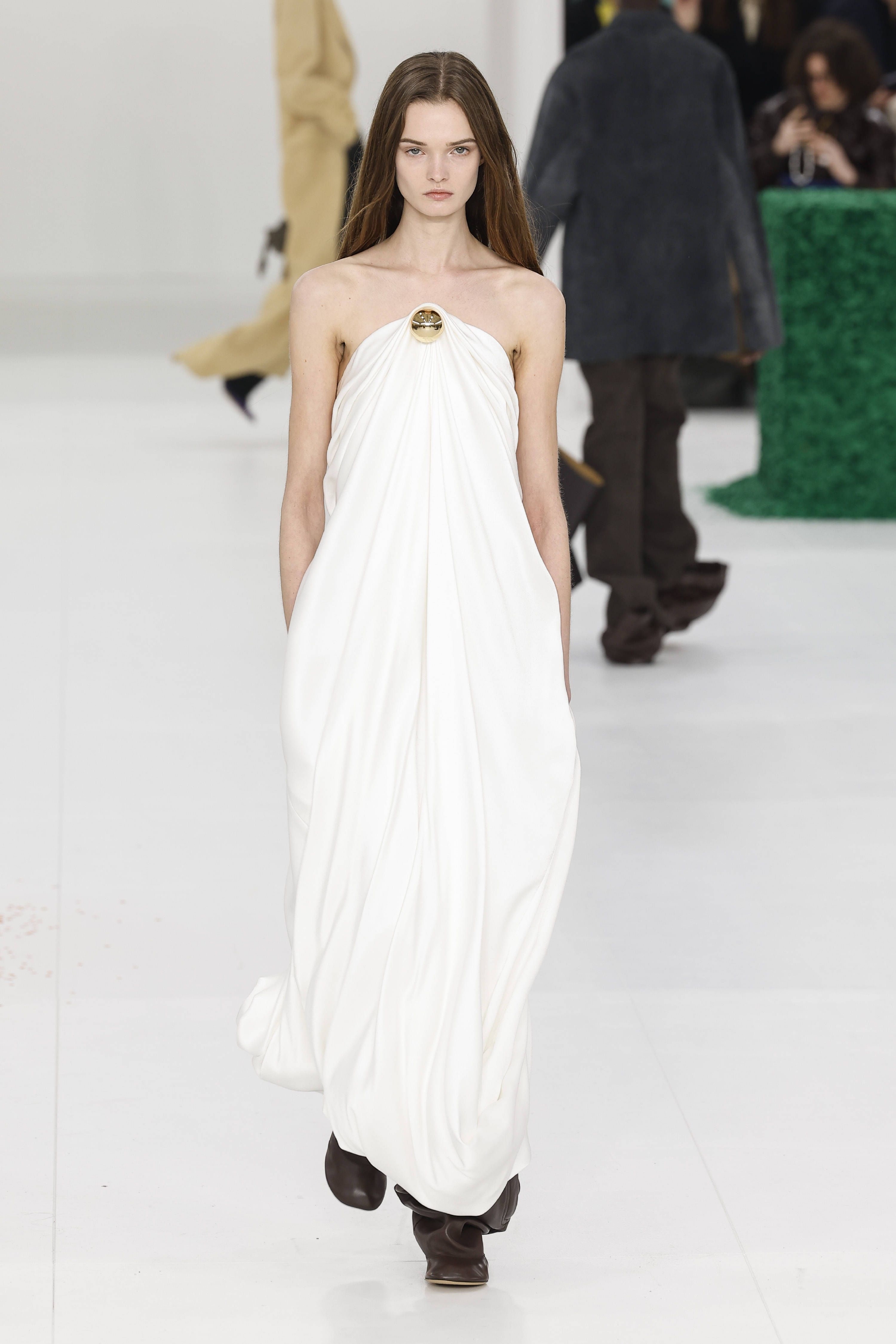 3月3日,模特在法国巴黎时装周上展示罗意威品牌的2023-2024秋冬新款