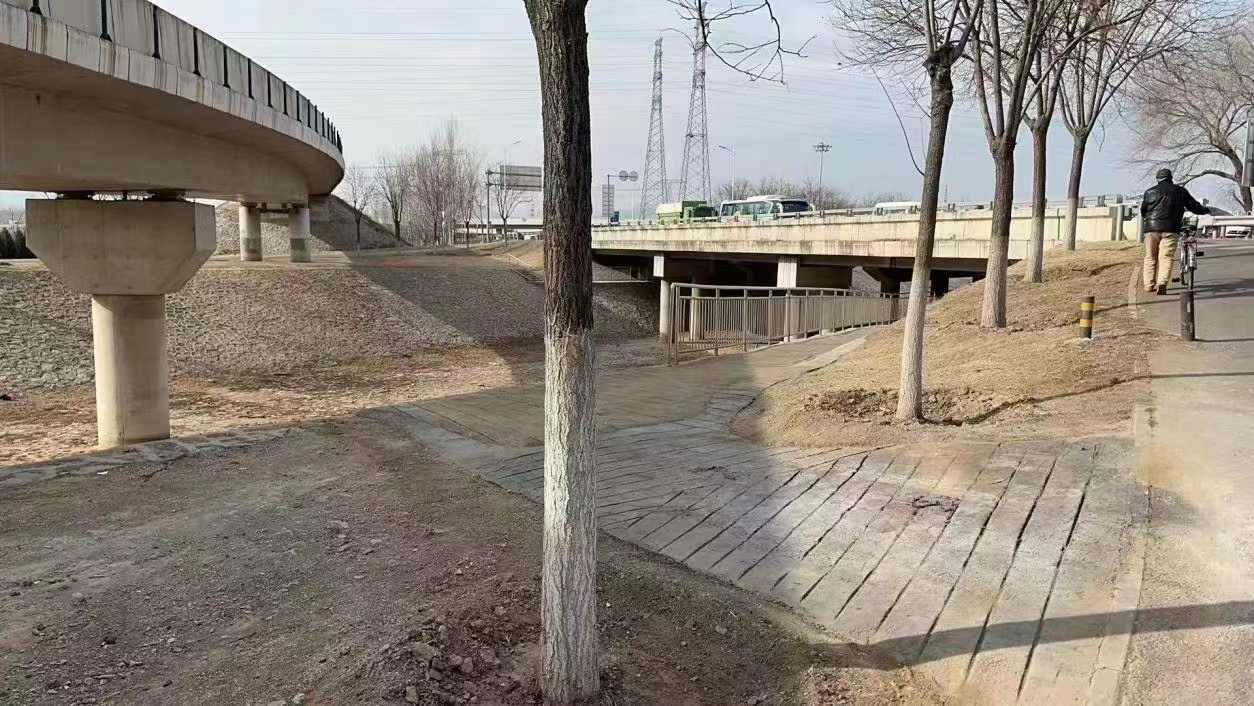 重新铺设后的巡河路
