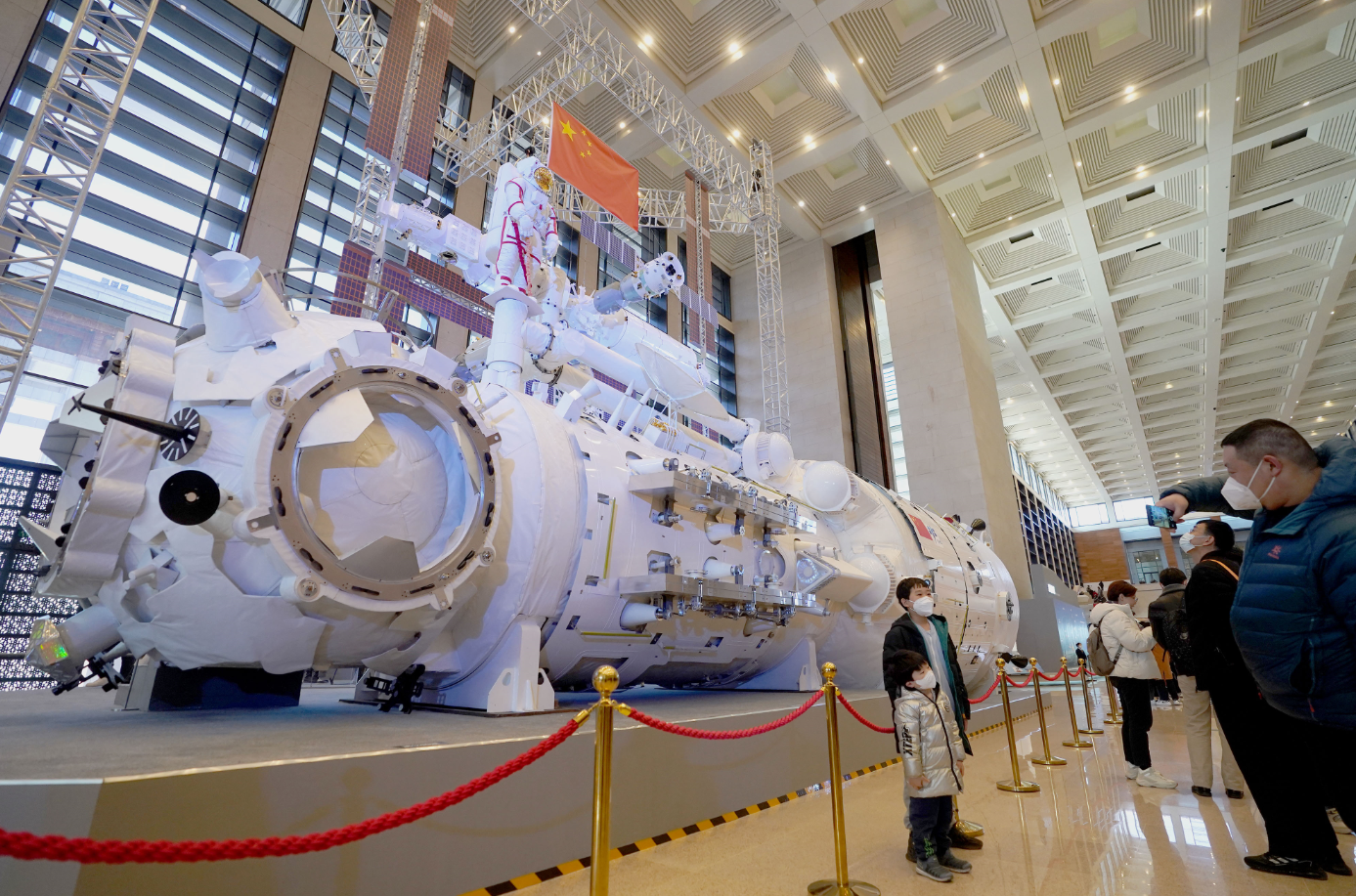 空间站组合体模型"飞"在头顶,天和核心舱等比模型敞开大门静候参观