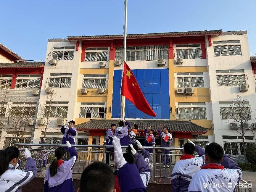 争做向上向善好队员|东关民族小学举行"学雷锋"主题教育活动|小学|学