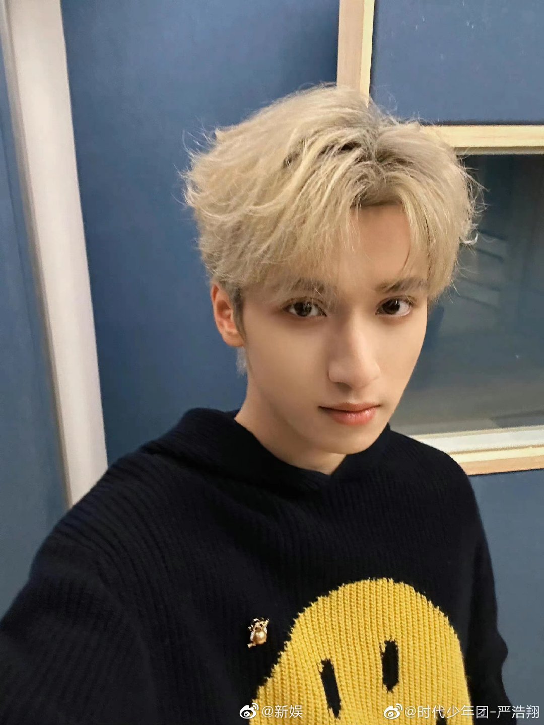 严浩翔最新的黑色笑脸毛衣自拍,这个角度真的超帅的!