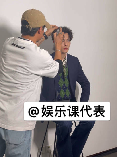 扫楼的独家视频来啰~随便拍拍都好帅啊!_新浪新闻