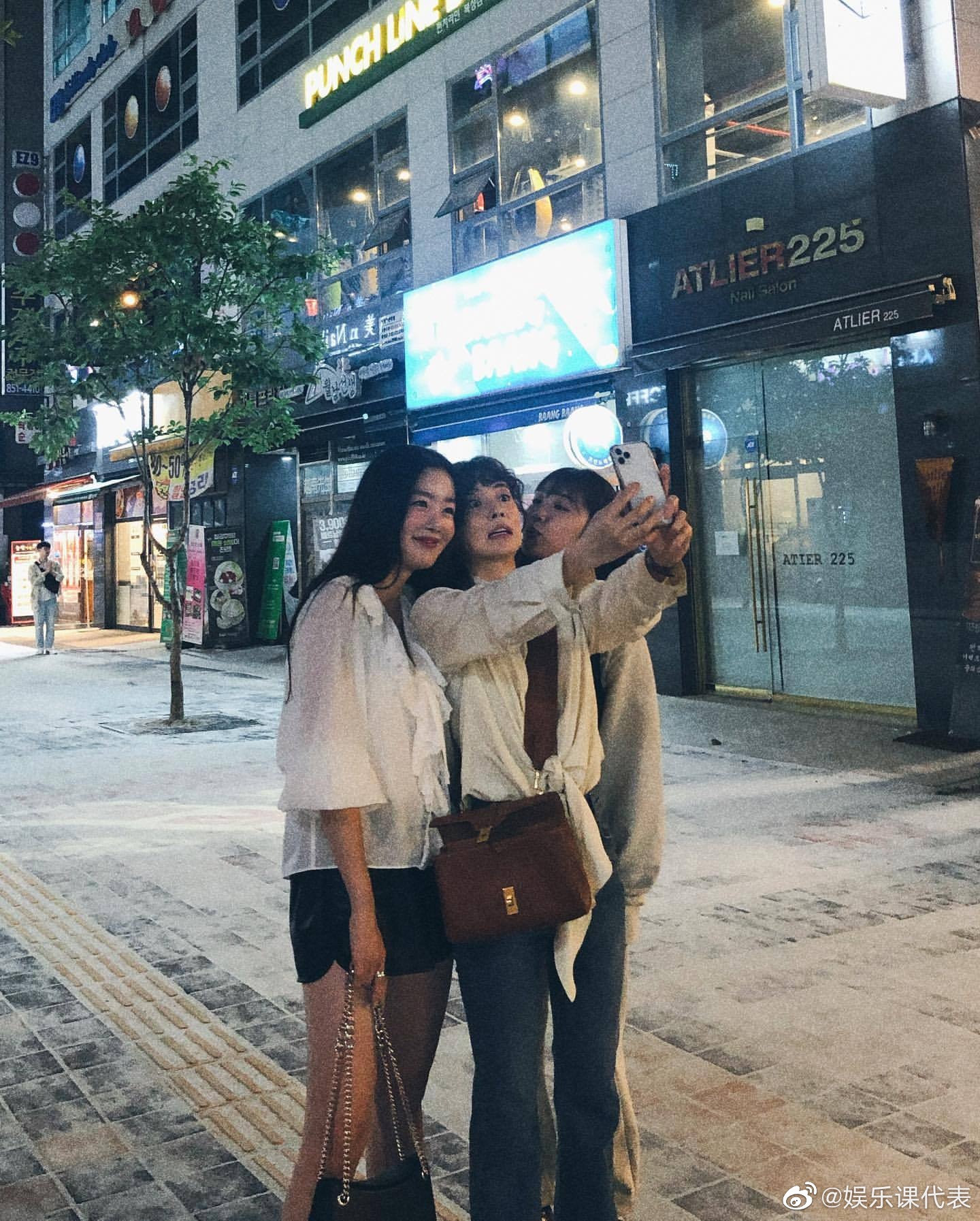 提名《酒鬼都市女人们》,课代表也想每天和好朋友一起喝酒聊天!|酒鬼都市女人们|课代表|阿乐_新浪新闻