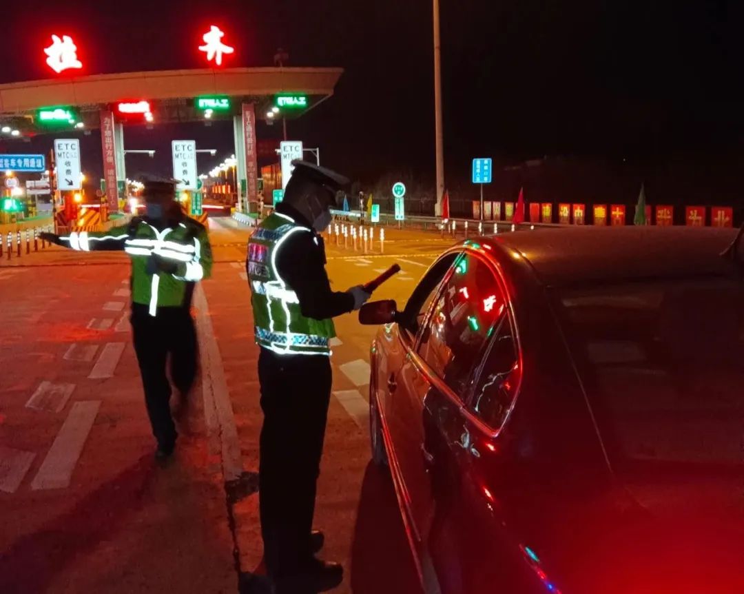 内蒙古高速交警察素齐大队开展夜查集中整治行动__财经头条