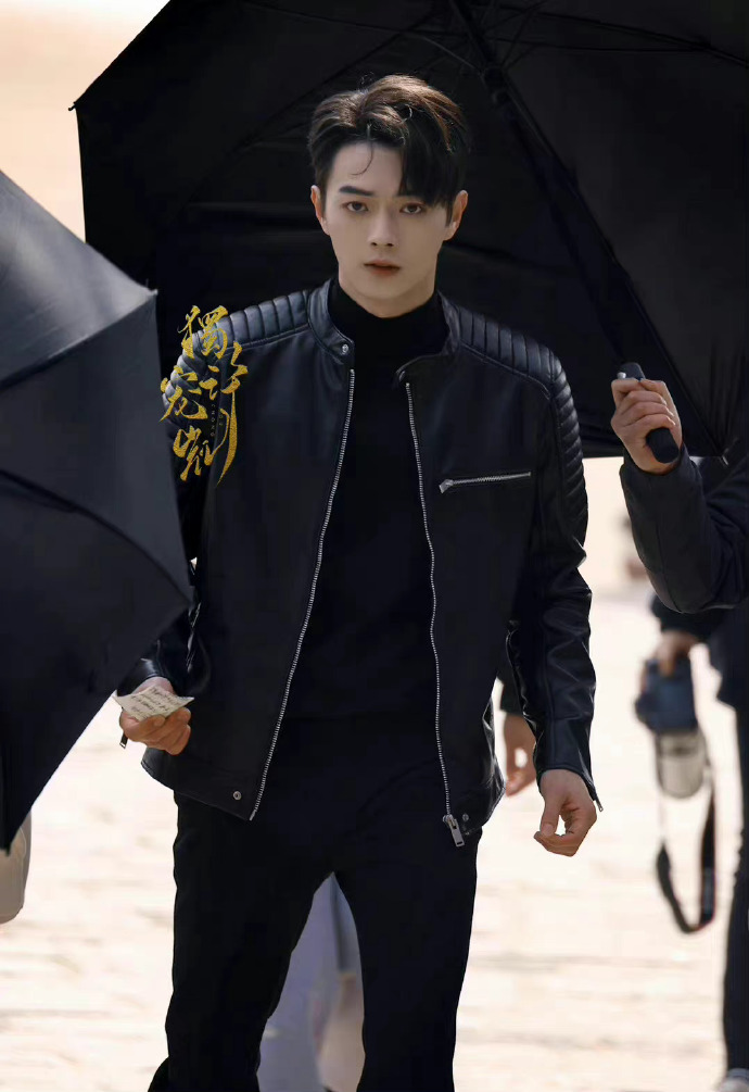 许凯《你比星光美丽》黑色皮衣造型 霸道高冷的黑色系韩总是啦|许凯