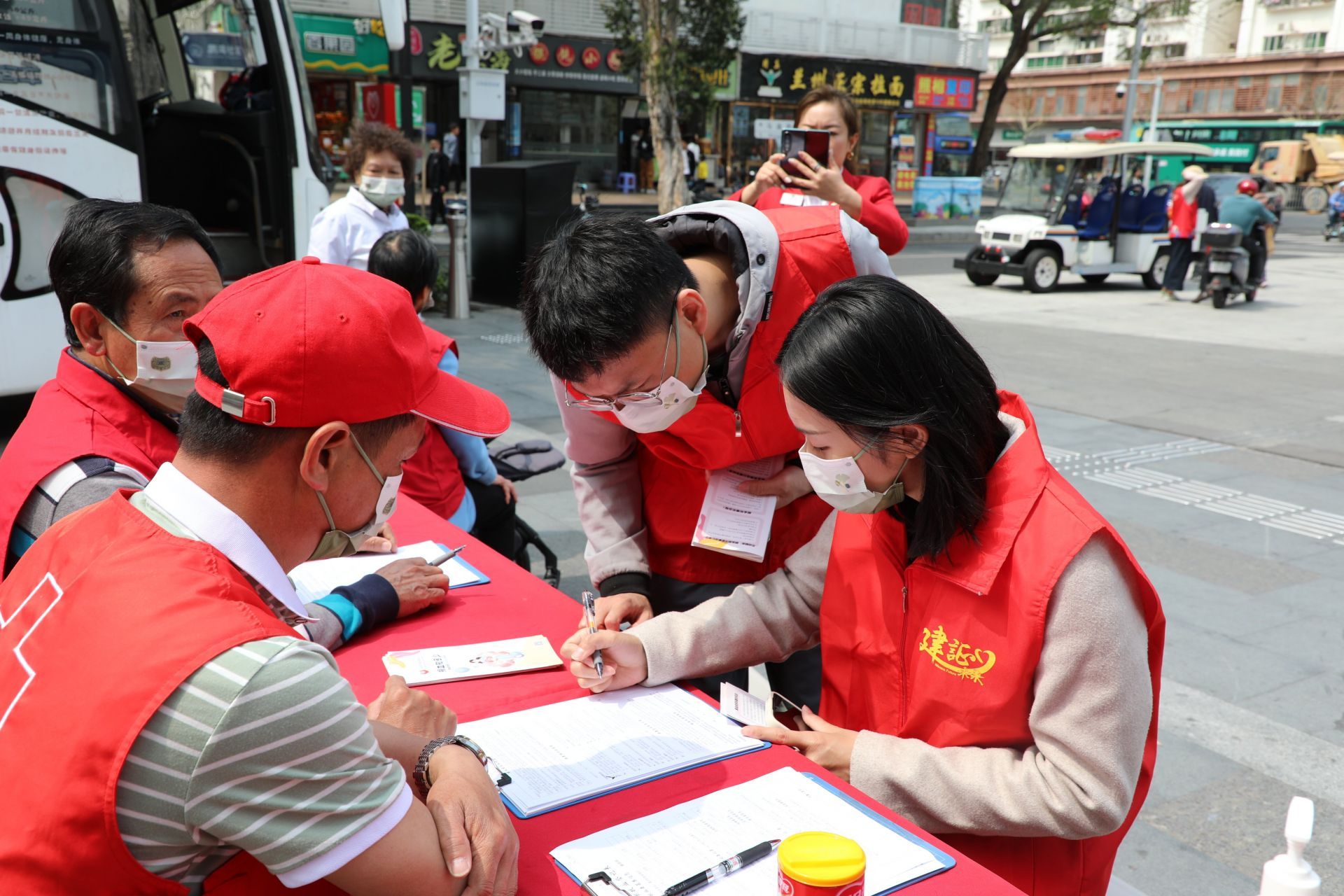 中建三局青年志愿者走上街头开展义务献血服务活动|深圳市|广东省|志愿服务|无偿献血|海山街道_新浪新闻