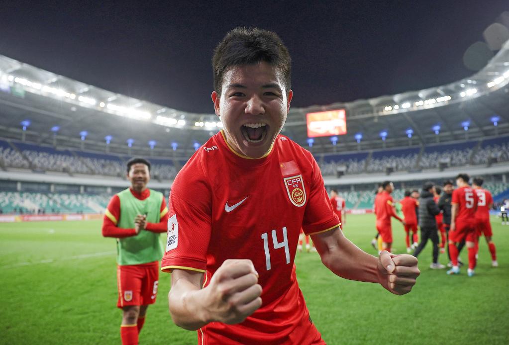 　　3月6日，中国队球员徐彬（前）在比赛后庆祝胜利。新华社发（车周勇摄）