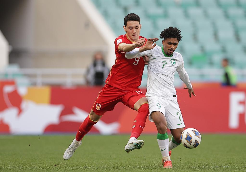 　　3月6日，中国队球员拜合拉木（左）与沙特队球员阿莱瓦伊在比赛中拼抢。新华社发（车周勇摄）
