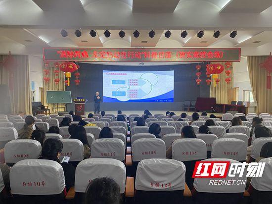 永定区妇保院：情系三八妇女节 关爱园丁送健康