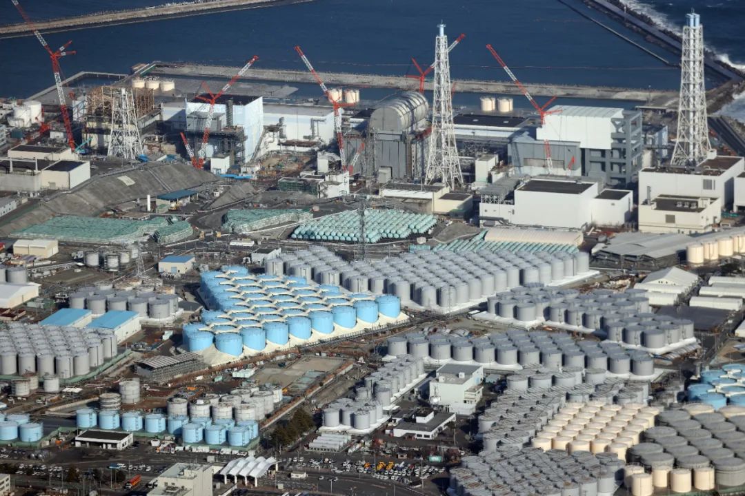 日本福岛核电站，存有污水的储水罐。 资料图
