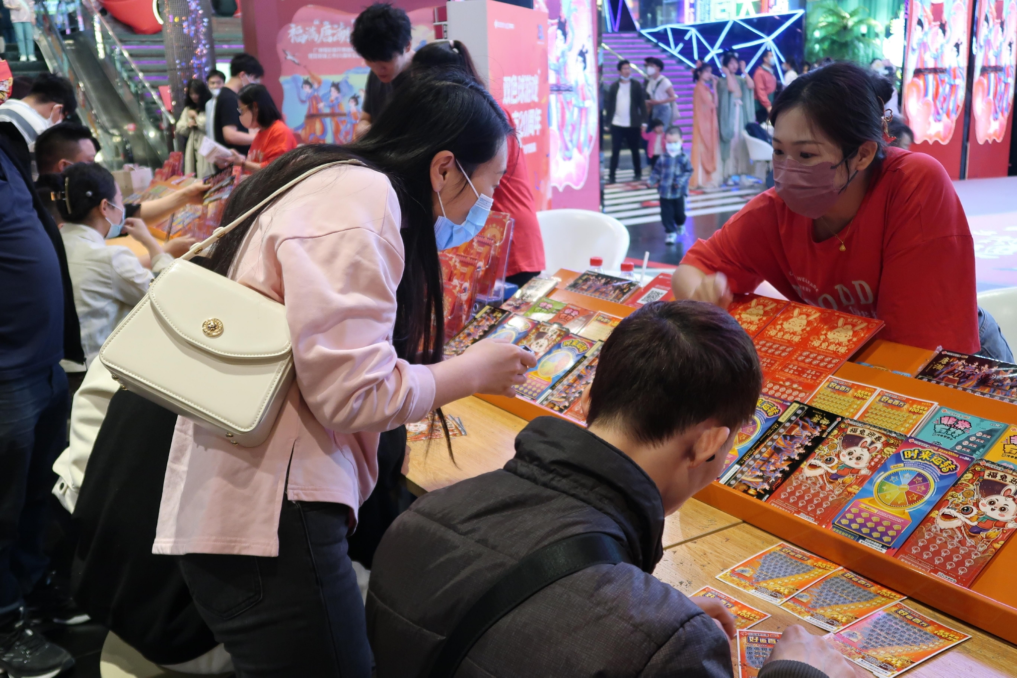 广州福彩惊喜现身时尚天河!邀市民现场赏民乐、刮彩票