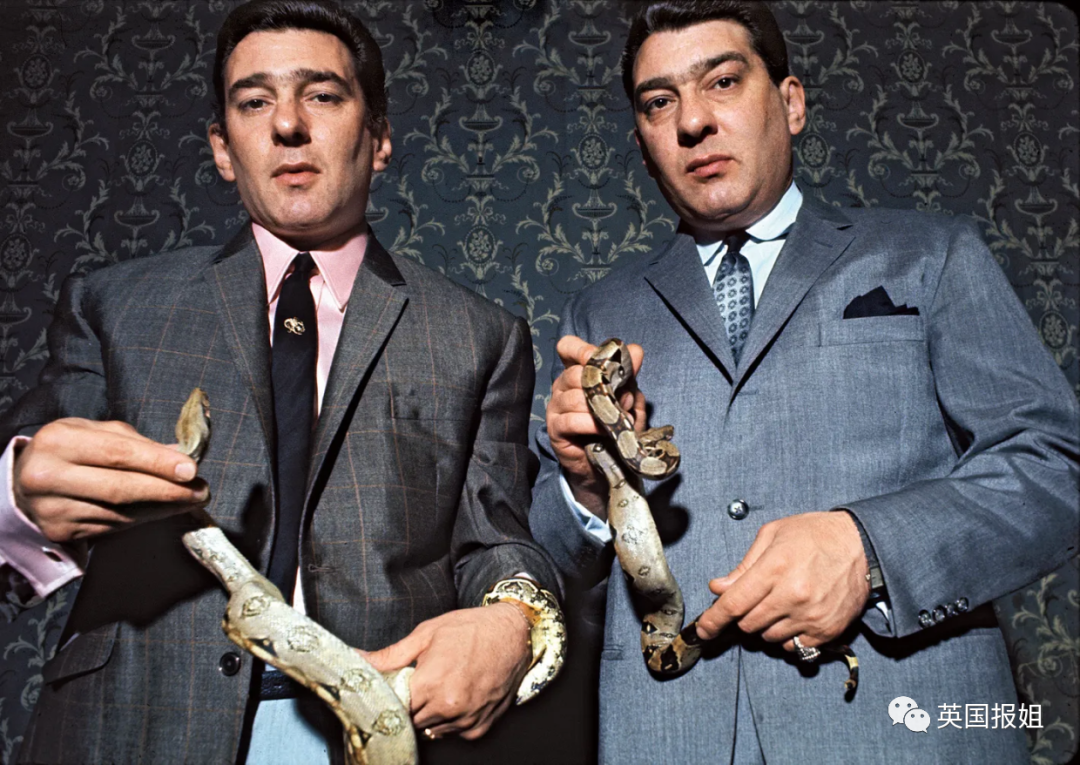 (与查尔斯相遇时克雷兄弟已被判无期)似乎查尔斯认为,这是他唯一可以