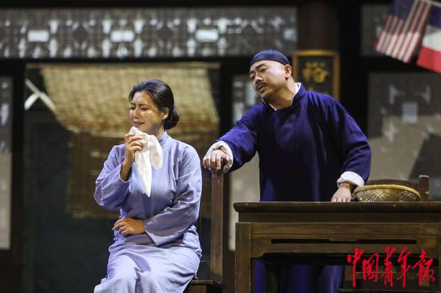 3月4日,北京国家话剧院,演出开始前,演员们围在一起加油打气.