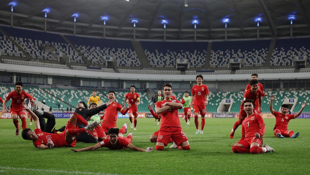 　　3月6日，中国队球员在比赛后庆祝胜利。新华社发（车周勇摄）