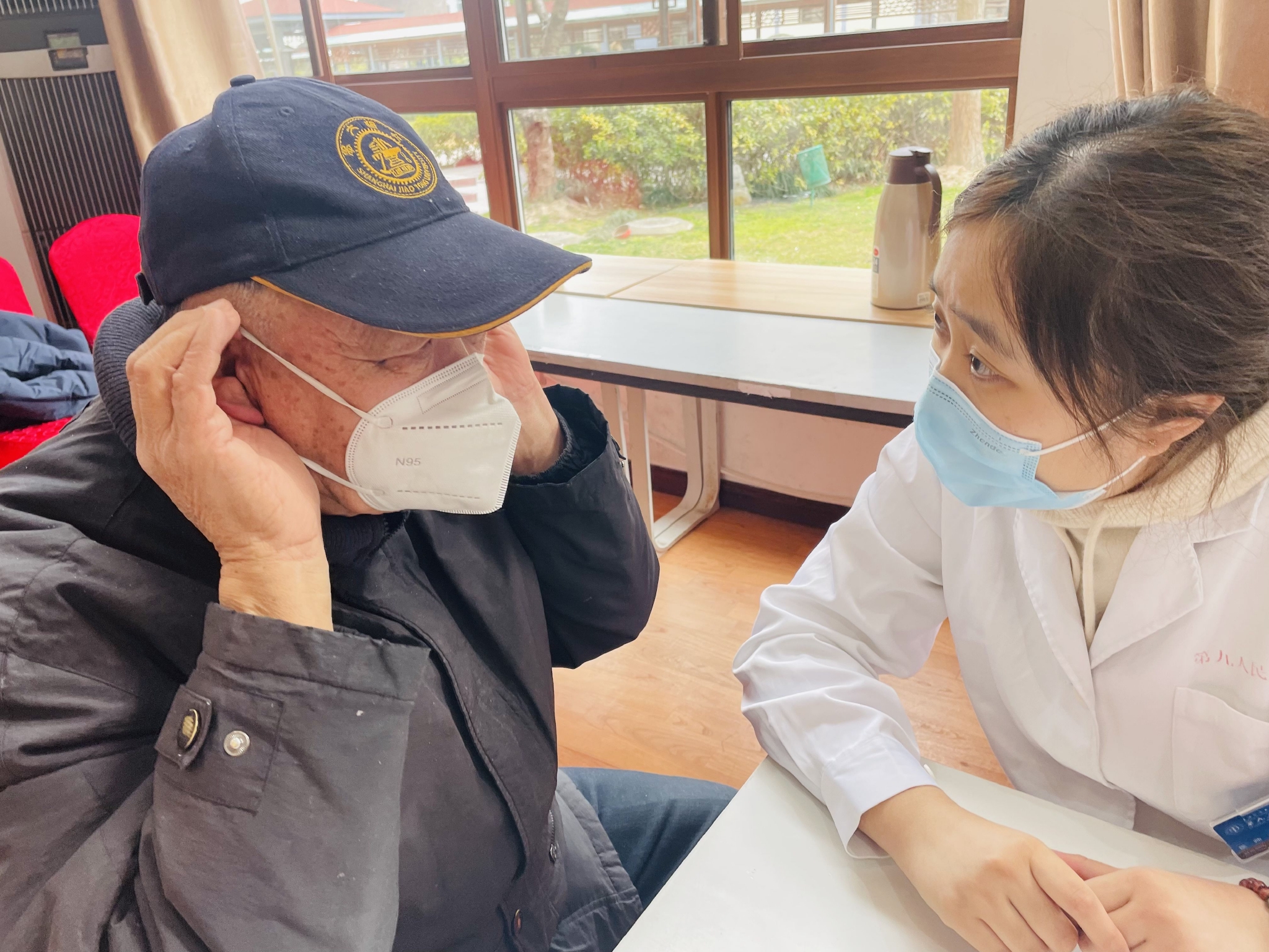 老了就应该听不见？一群上海医生决定为老年朋友重新打开“有声世界”|助听器|上海|耳朵_新浪新闻