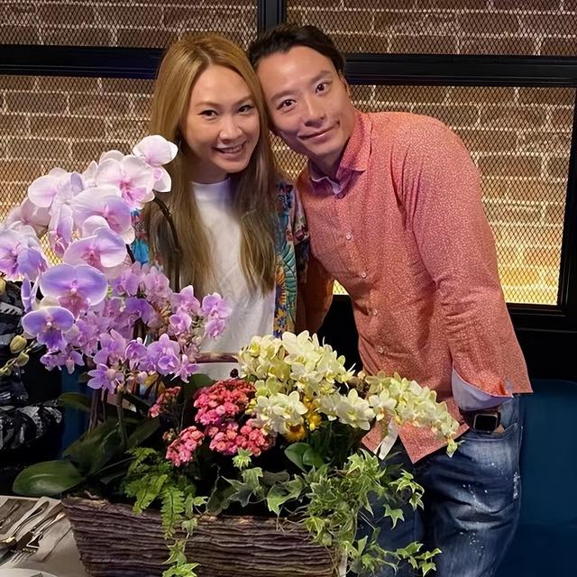 疑有新欢!TVB老戏骨爱女晒浪漫牵手照,与小生前夫离婚不足一年