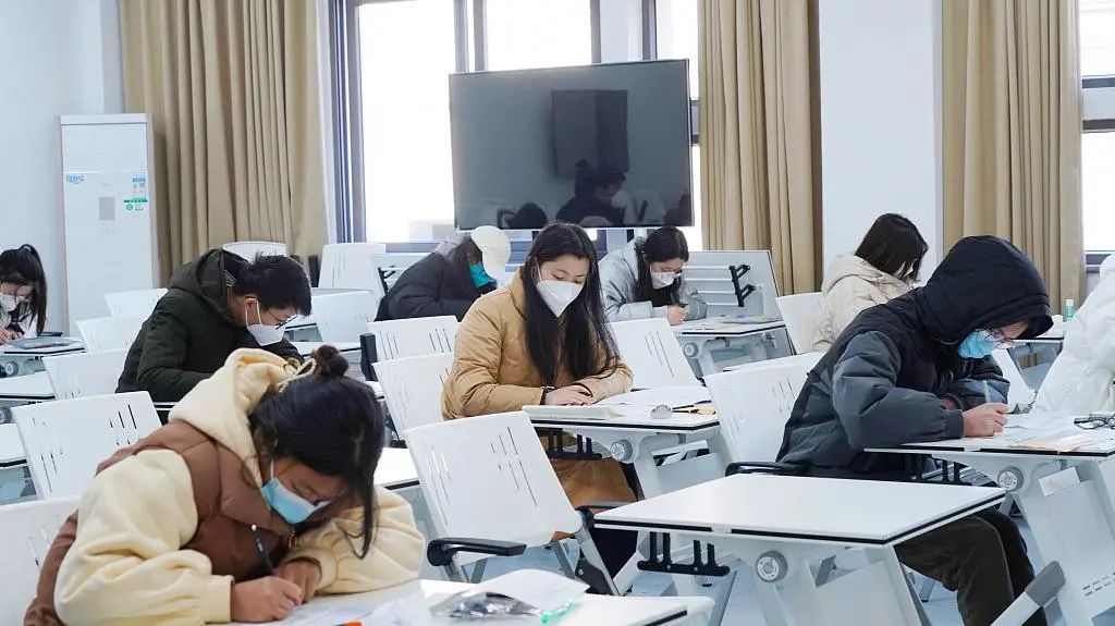2023年硕士研究生招生考试浙江农林大学考点，考生们正在认真答题。视觉中国 图