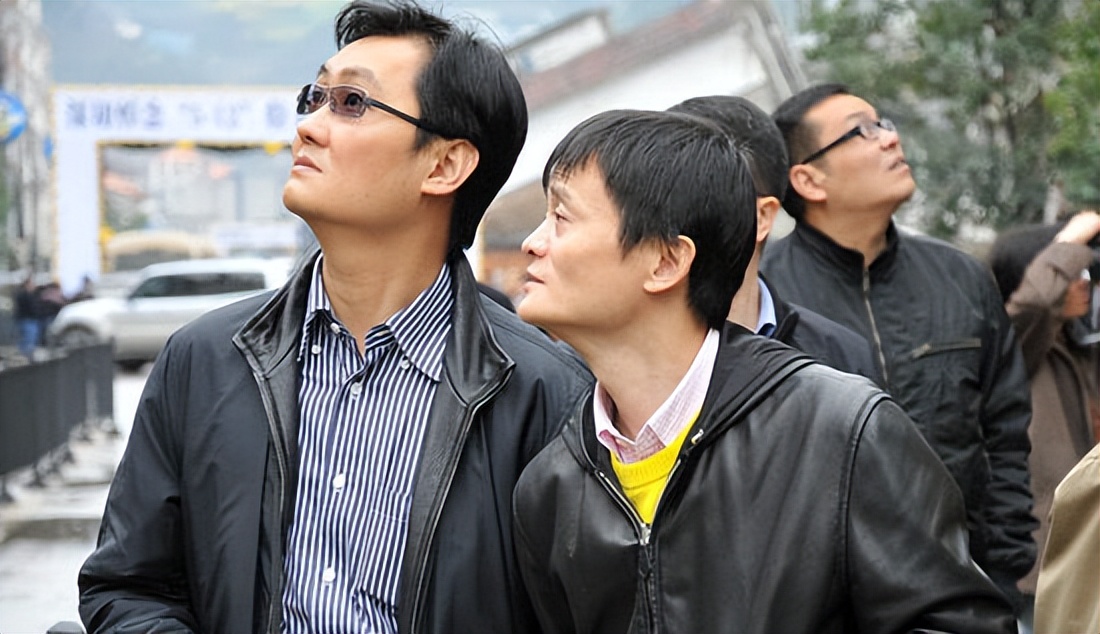 马云退休游山玩水，马化腾还在拼命，难怪如今腾讯市值是阿里两倍