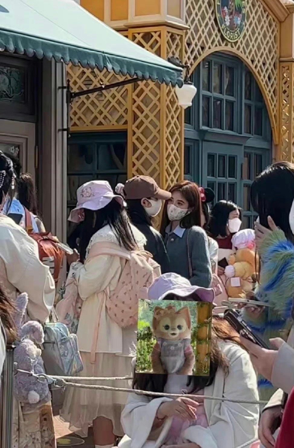 网友迪士尼偶遇鞠婧祎路透中小鞠在排队