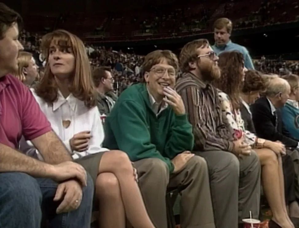 1993年，盖茨和弗伦奇观看一场篮球比赛时的合照