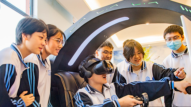 在西安市五环中学心理健康教育中心VR/放松室,学生们正在体验修能心理设备,开展相应的心理训练。视觉中国 图