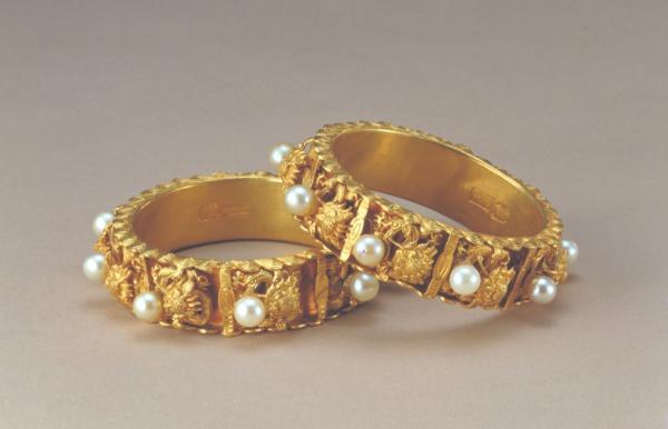 清 金镶九龙戏珠手镯 故宫博物院藏