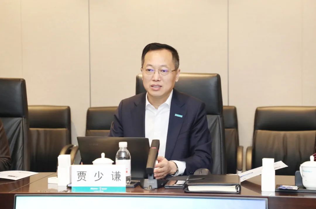 图为全国人大代表、海信集团控股股份有限公司党委书记、董事长、总裁贾少谦。