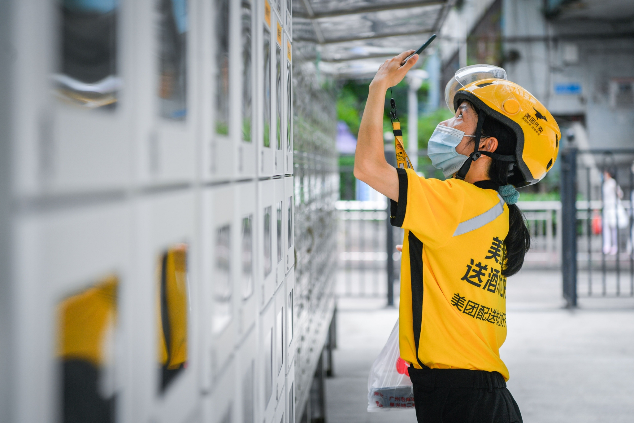 在外卖、网约车、快递行业,她们都在实现自我价值__财经头条