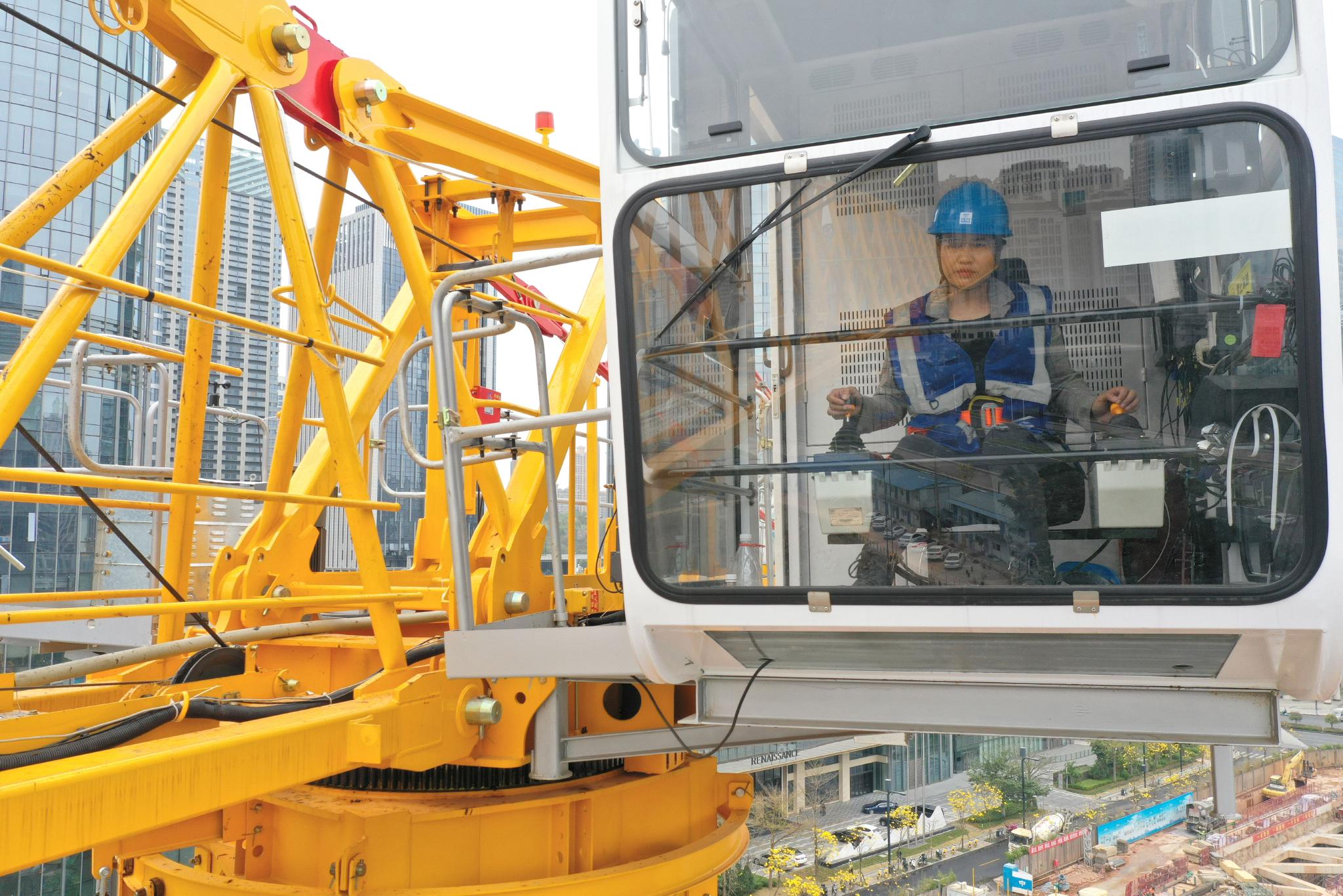 开塔吊的她|广西|南宁市|塔吊_新浪新闻