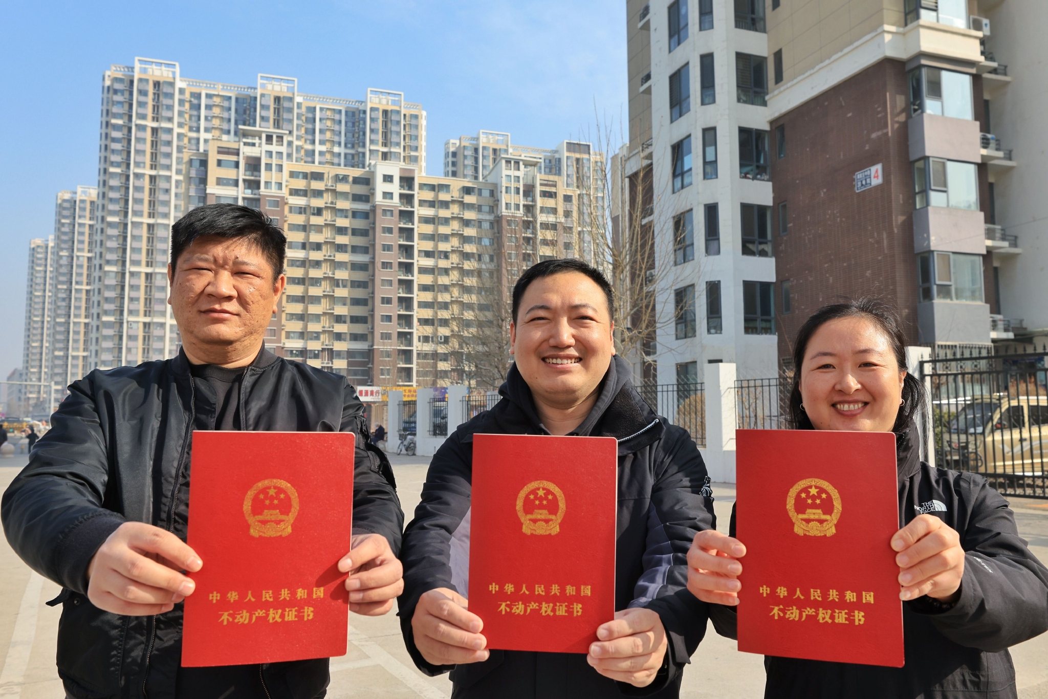 一个大红本的背后:"绝不让无过错的老百姓吃亏"|房产证_新浪财经_新浪